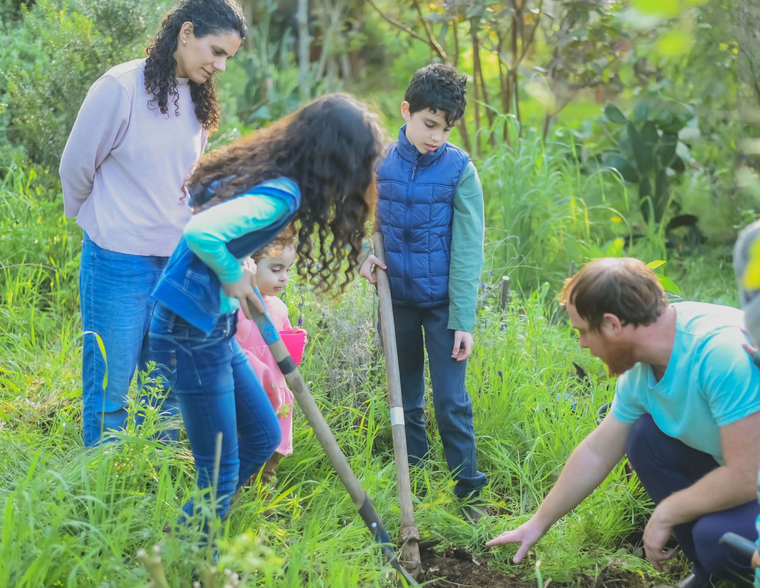 ילדים ומבוגרים משתתפים בעבודות הקמת יער מאכל